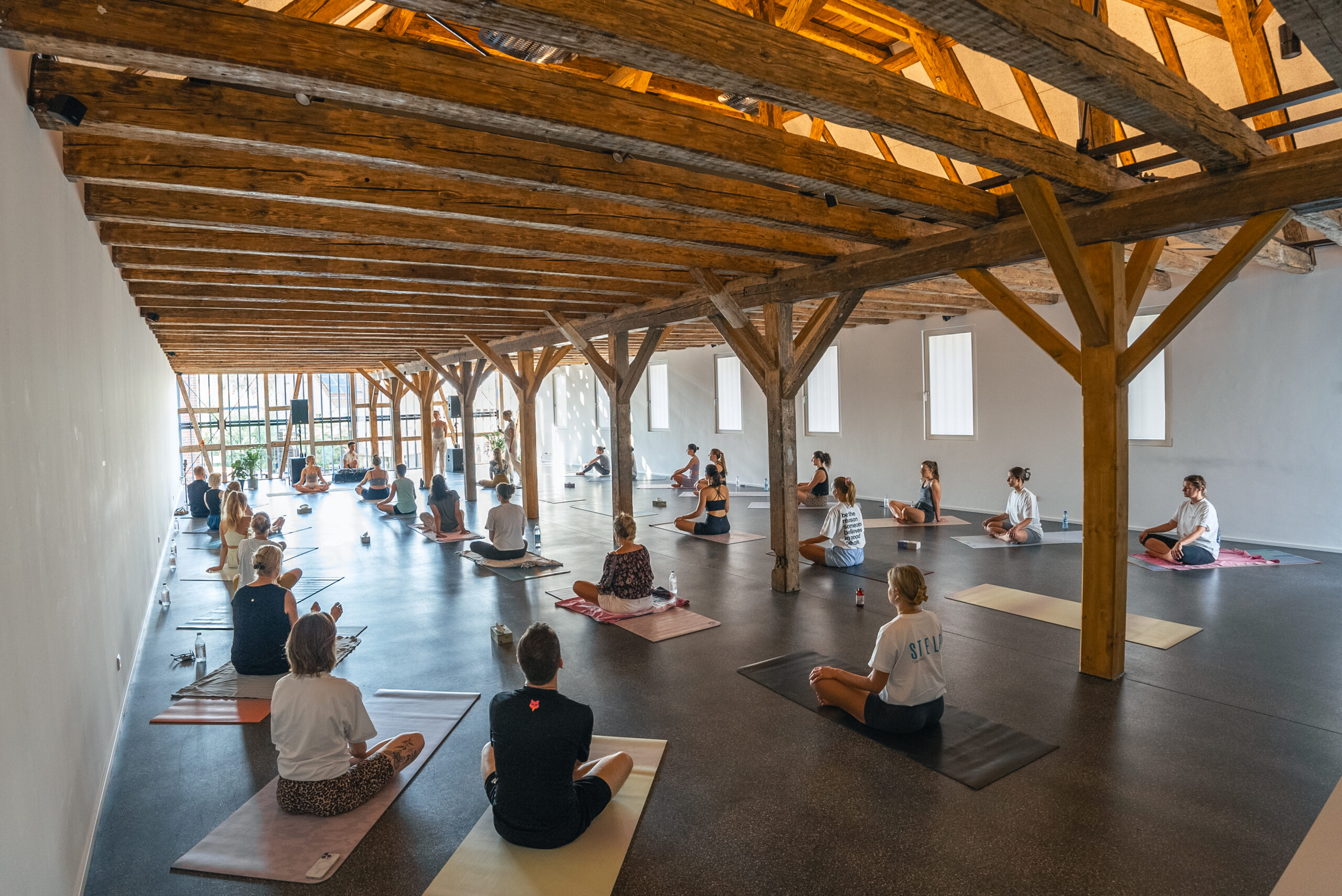 Ein Bild von der Yogastunde in der Outletcity Metzingen.